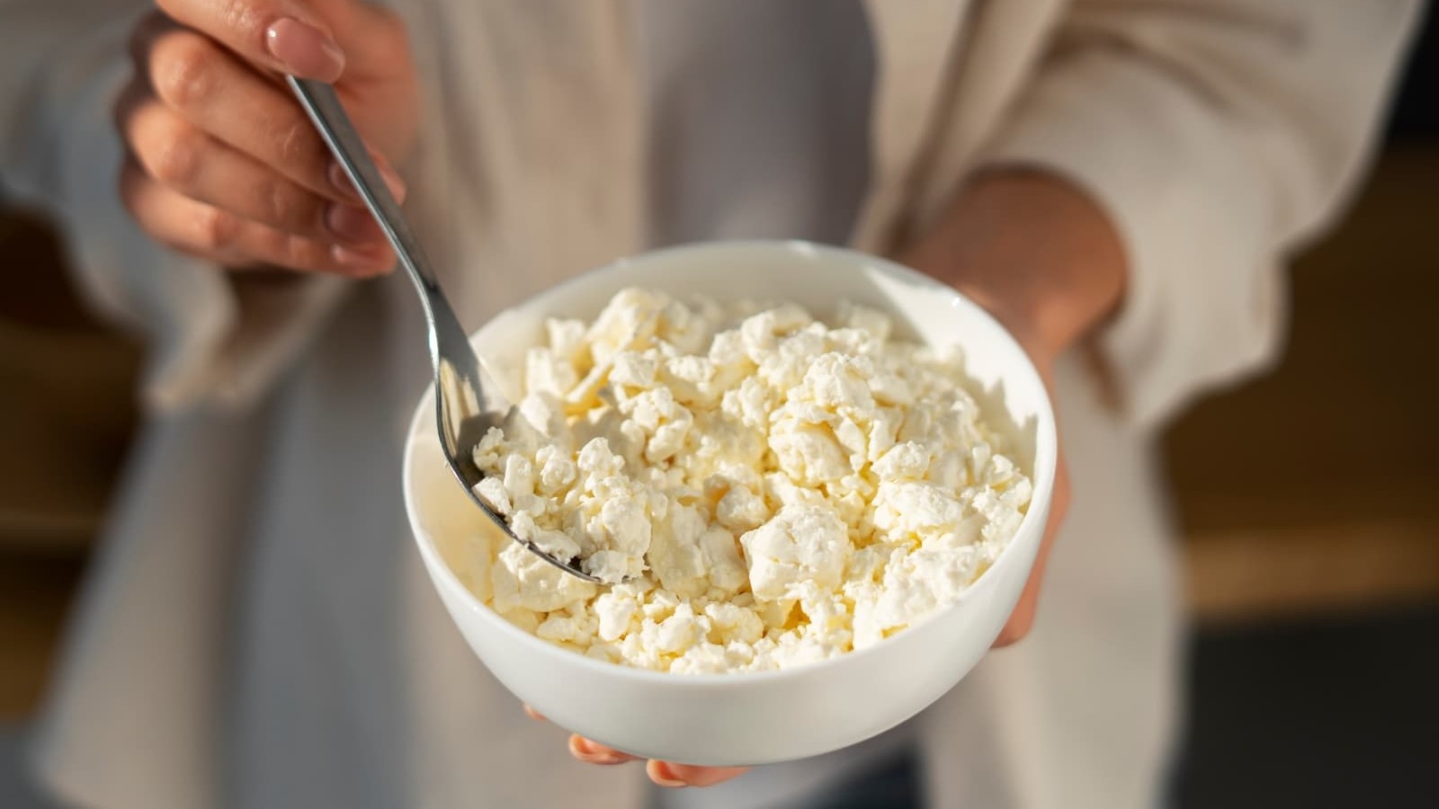 Почему творог стоит держать в холодильнике всегда: 4 весомых повода