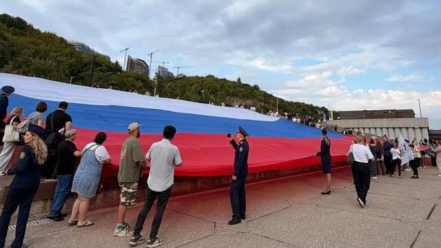 На набережной Белой развернули гигантский триколор: сотрудники МЧС Башкирии отметили День флага России
