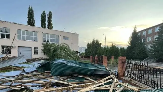 В Октябрьском устраняют последствия ночного урагана