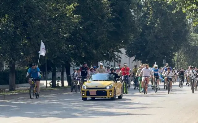 Спорт объединяет: в Октябрьском прошел велопробег с участием ветеранов СВО